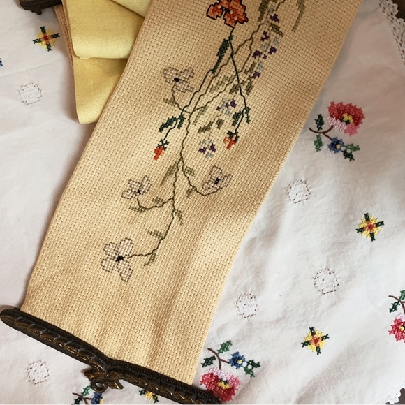 Vintage floral cross stitch scroll - Picture 3 of 3